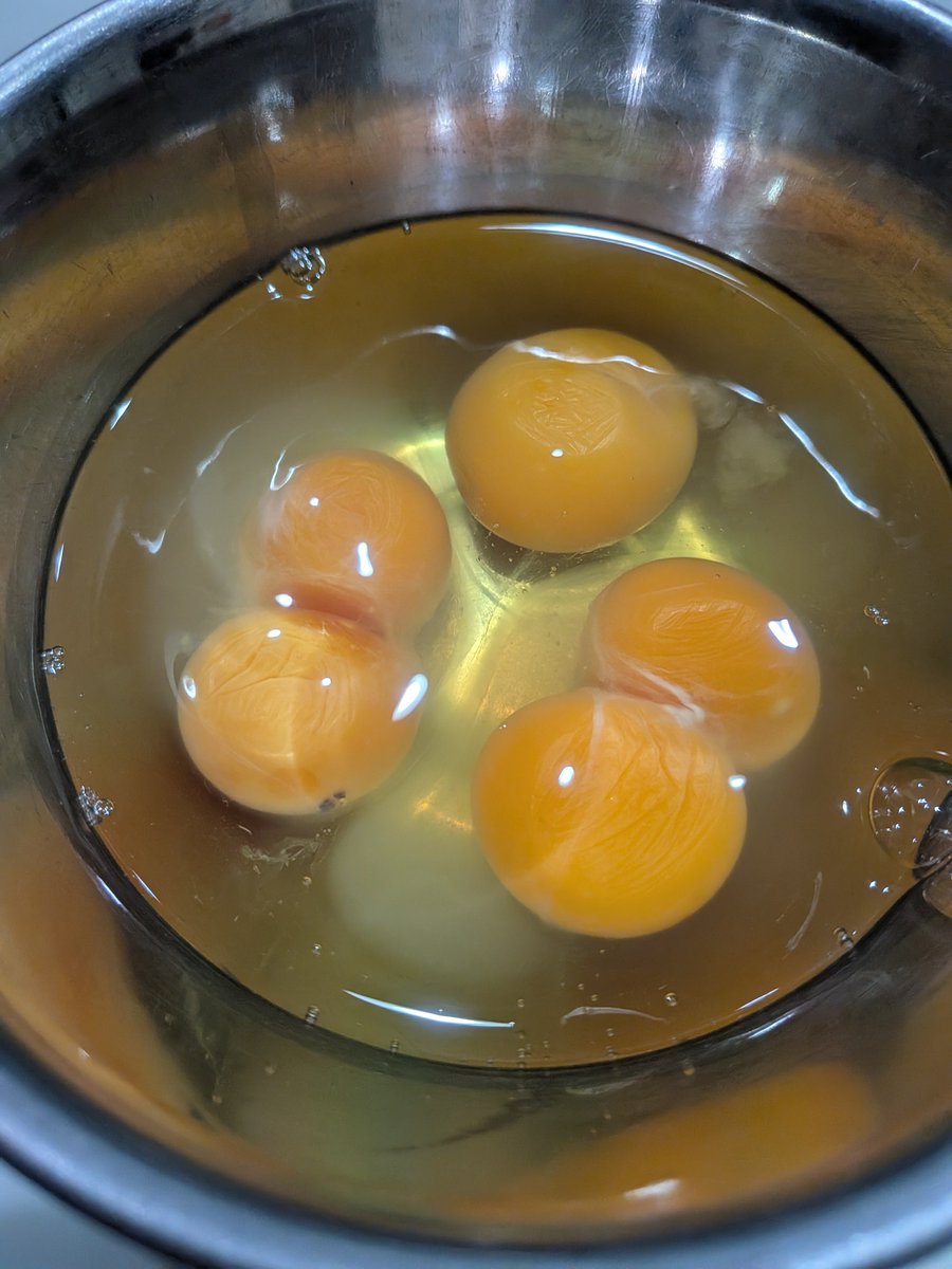 ichi_ritsu's tweet photo. ニラ玉作ろうと卵3個割ったら、黄身が5個になった！びっくり😳ふたご🥚✕2。 https://t.co/UCFkIGjNIC