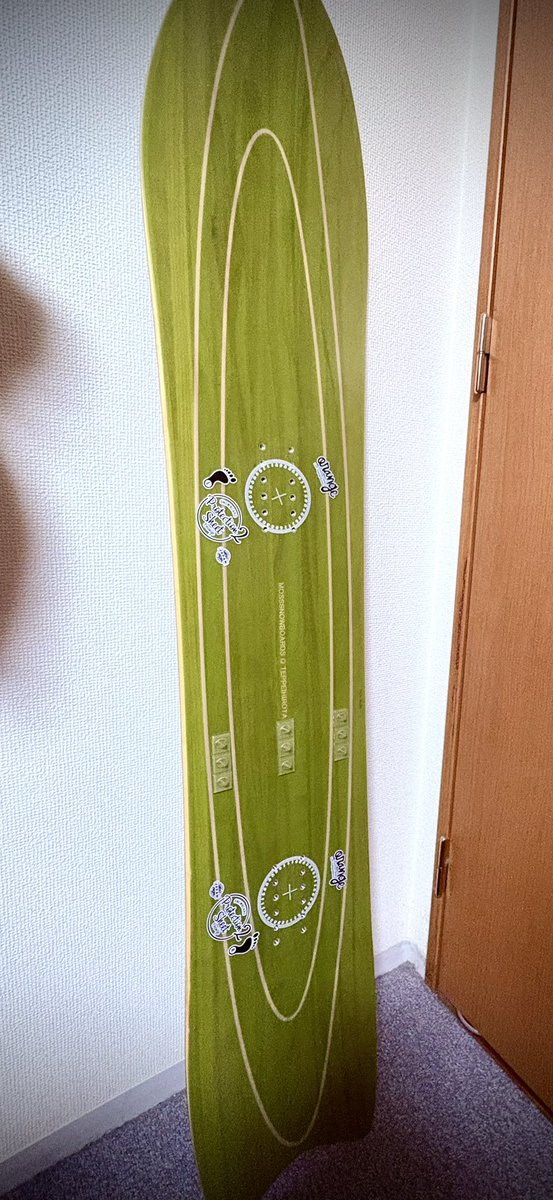 axanje's tweet photo. 来期の板、といいつつ、かなり状態のよい中古をゲットさせていただきました。MOSS Snowboad Q505です。
手持ちのQよりショートファットなモデルということで、地形遊びや脇パウ狙いで遊ぼうかなと。
年始の菅平でデビュー予定だけど、今年の雪はどうなるんだろう。 https://t.co/Nwf9nT5axt