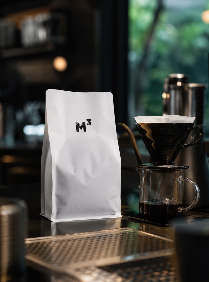 DanetteLucek's tweet photo. Clean structure. Refined details. The 8-side-seal flat-bottom bag offers stability and a polished shelf presence, while the one-way valve releases CO₂ and the zipper makes resealing easy. Spot matte varnish adds subtle logo contrast. Proud to https://t.co/P1Nu9upDpn