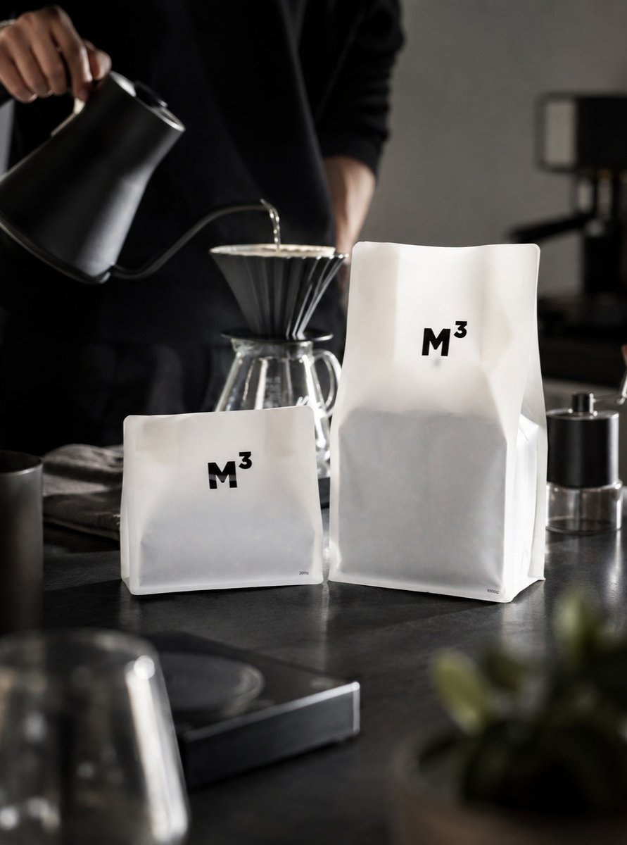 DanetteLucek's tweet photo. Clean structure. Refined details. The 8-side-seal flat-bottom bag offers stability and a polished shelf presence, while the one-way valve releases CO₂ and the zipper makes resealing easy. Spot matte varnish adds subtle logo contrast. Proud to https://t.co/P1Nu9upDpn