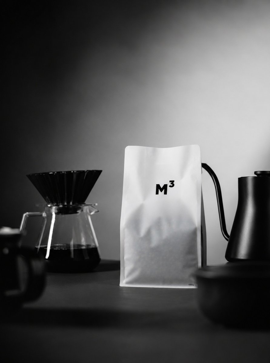 DanetteLucek's tweet photo. Clean structure. Refined details. The 8-side-seal flat-bottom bag offers stability and a polished shelf presence, while the one-way valve releases CO₂ and the zipper makes resealing easy. Spot matte varnish adds subtle logo contrast. Proud to https://t.co/P1Nu9upDpn