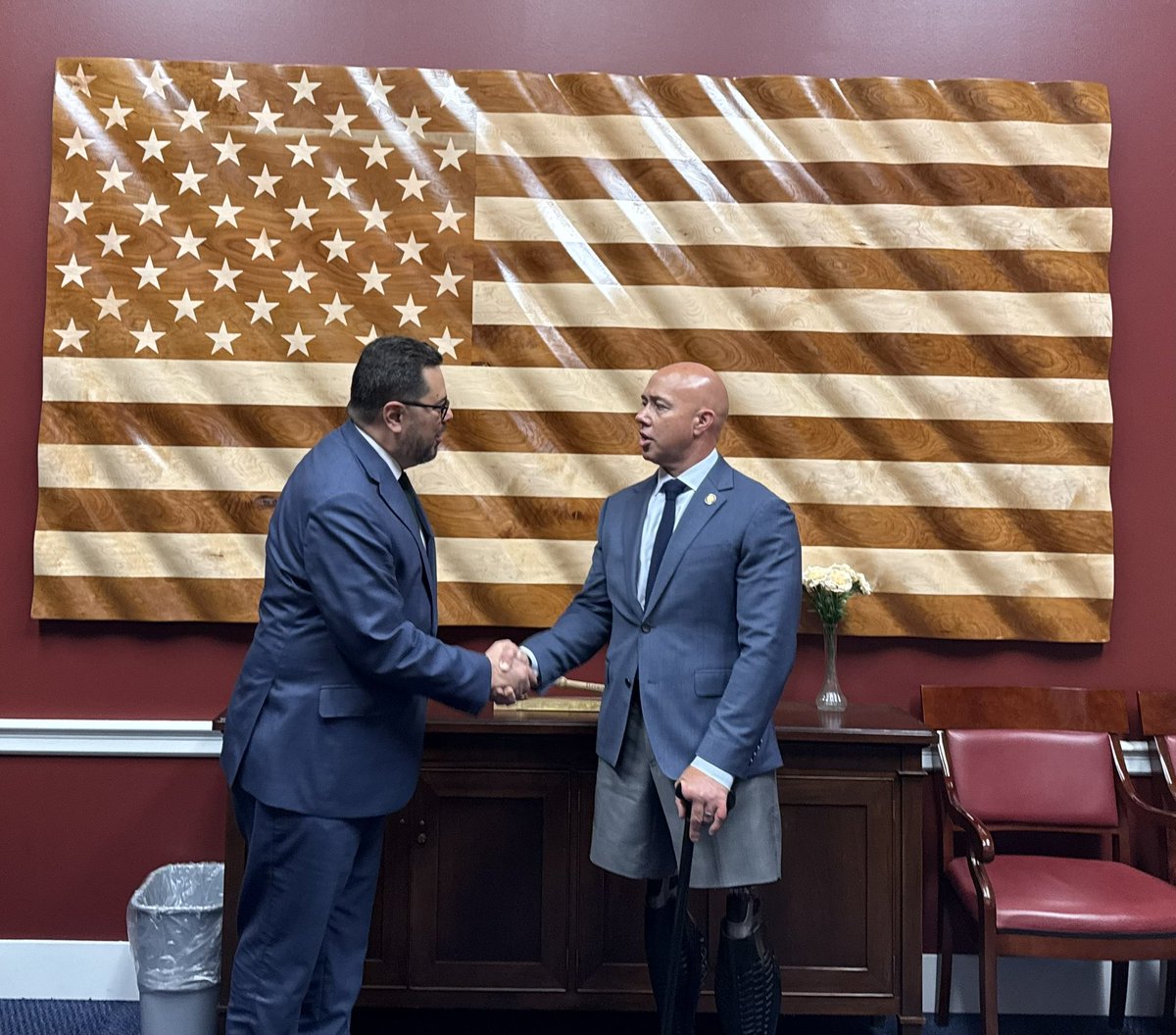 aecarri's tweet photo. Sostuve una reunión con el congresista @RepBrianMast, presidente del Comité de Asuntos Exteriores del Congreso de Estados Unidos. 🇻🇪🤝🏻🇺🇸

Le planteé que Venezuela no puede seguir limitándose a exportar materias primas. Debemos convertir al país en un centro estratégico para la refinación y transformación de minerales críticos.

Nuestra reinserción en el hemisferio occidental exige agregar valor a nuestros recursos, generar empleos de calidad y crear riqueza para el desarrollo nacional.

Ese objetivo requiere reglas claras, instituciones democráticas y estabilidad monetaria mediante una dolarización formal: condiciones esenciales para atraer inversiones que mejoren la vida de los venezolanos. 🇻🇪🇺🇸