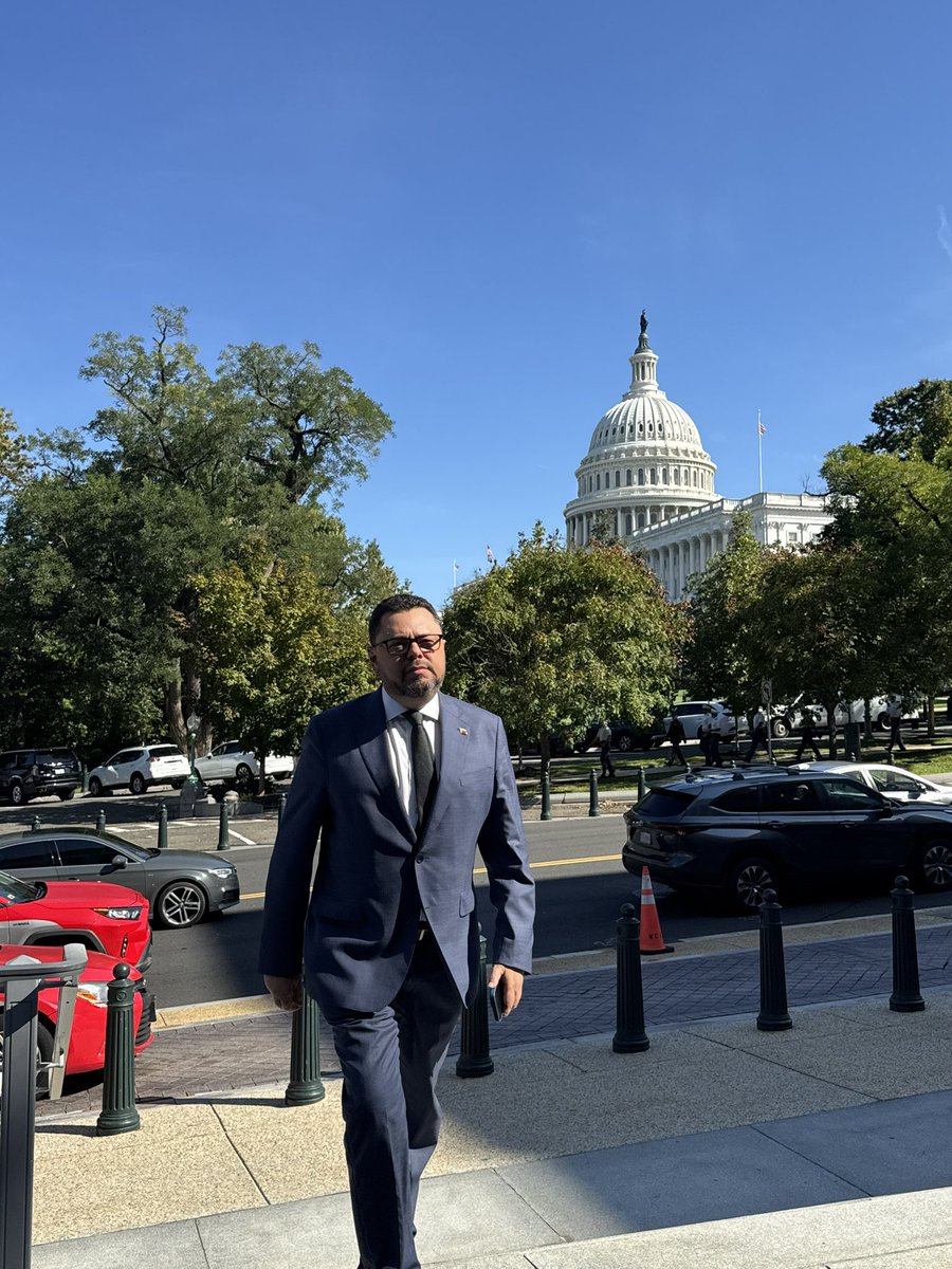 aecarri's tweet photo. Sostuve una reunión con el congresista @RepBrianMast, presidente del Comité de Asuntos Exteriores del Congreso de Estados Unidos. 🇻🇪🤝🏻🇺🇸

Le planteé que Venezuela no puede seguir limitándose a exportar materias primas. Debemos convertir al país en un centro estratégico para la refinación y transformación de minerales críticos.

Nuestra reinserción en el hemisferio occidental exige agregar valor a nuestros recursos, generar empleos de calidad y crear riqueza para el desarrollo nacional.

Ese objetivo requiere reglas claras, instituciones democráticas y estabilidad monetaria mediante una dolarización formal: condiciones esenciales para atraer inversiones que mejoren la vida de los venezolanos. 🇻🇪🇺🇸
