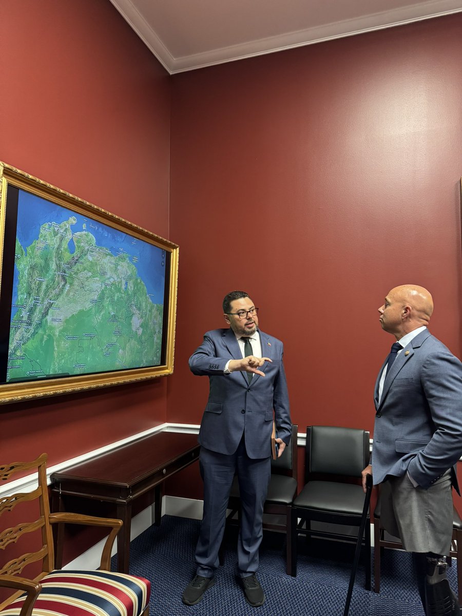 aecarri's tweet photo. Sostuve una reunión con el congresista @RepBrianMast, presidente del Comité de Asuntos Exteriores del Congreso de Estados Unidos. 🇻🇪🤝🏻🇺🇸

Le planteé que Venezuela no puede seguir limitándose a exportar materias primas. Debemos convertir al país en un centro estratégico para la refinación y transformación de minerales críticos.

Nuestra reinserción en el hemisferio occidental exige agregar valor a nuestros recursos, generar empleos de calidad y crear riqueza para el desarrollo nacional.

Ese objetivo requiere reglas claras, instituciones democráticas y estabilidad monetaria mediante una dolarización formal: condiciones esenciales para atraer inversiones que mejoren la vida de los venezolanos. 🇻🇪🇺🇸