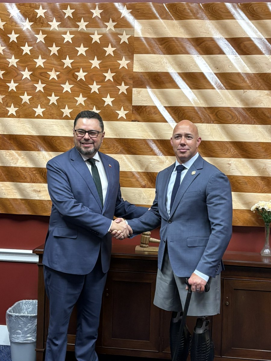 aecarri's tweet photo. Sostuve una reunión con el congresista @RepBrianMast, presidente del Comité de Asuntos Exteriores del Congreso de Estados Unidos. 🇻🇪🤝🏻🇺🇸

Le planteé que Venezuela no puede seguir limitándose a exportar materias primas. Debemos convertir al país en un centro estratégico para la refinación y transformación de minerales críticos.

Nuestra reinserción en el hemisferio occidental exige agregar valor a nuestros recursos, generar empleos de calidad y crear riqueza para el desarrollo nacional.

Ese objetivo requiere reglas claras, instituciones democráticas y estabilidad monetaria mediante una dolarización formal: condiciones esenciales para atraer inversiones que mejoren la vida de los venezolanos. 🇻🇪🇺🇸