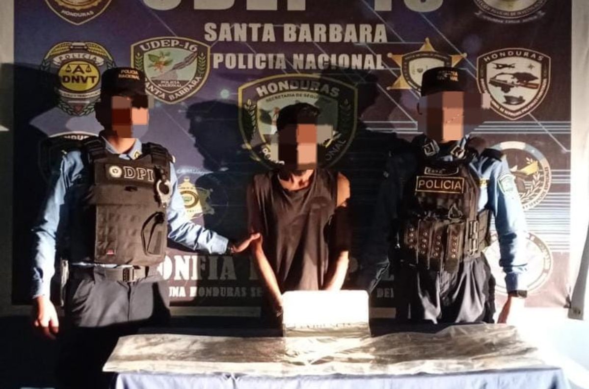 HNDaet's tweet photo. #LuchaContraElMicrotráfico

#DAET captura a sujeto con decenas de dosis de presunta marihuana y crack en Trinidad, Santa Bárbara.

Las acciones de seguimiento y vigilancia fueron ejecutadas en un trabajo conjunto por agentes de la #DAET y #DNPSC. https://t.co/5FURdt3RM6