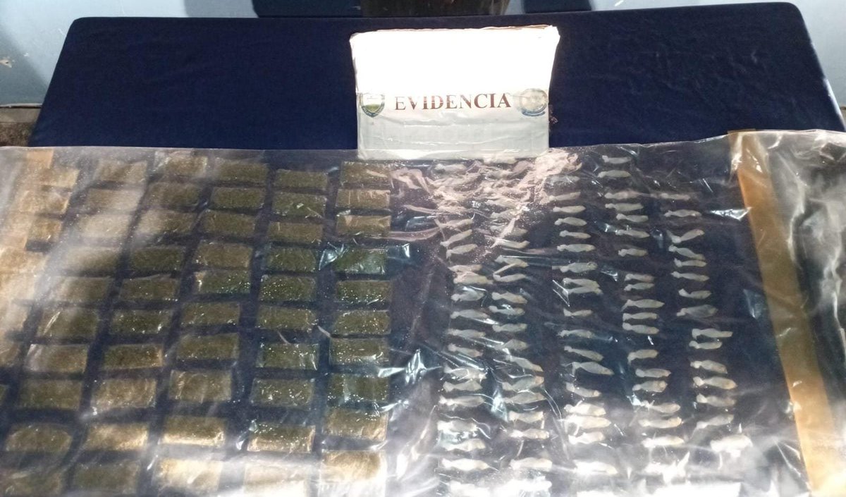 HNDaet's tweet photo. #LuchaContraElMicrotráfico

#DAET captura a sujeto con decenas de dosis de presunta marihuana y crack en Trinidad, Santa Bárbara.

Las acciones de seguimiento y vigilancia fueron ejecutadas en un trabajo conjunto por agentes de la #DAET y #DNPSC. https://t.co/5FURdt3RM6