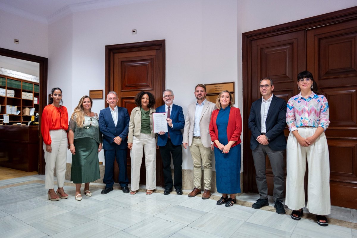 vivianeogou's tweet photo. Impulsem un impost als patrimonis de més de €50 milions. Cal acabar amb les pantalles fiscals que fan que el pes impositiu als rics sigui inferior a la resta. 

Amb les contribucions recaudades podrem finançar una prestació universal per criança 🤸🏽‍♂️ som-hi! #TaxTheRich https://t.co/Z79SX5ZHwZ