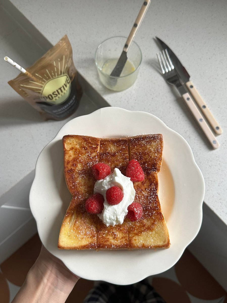 Evachan000's tweet photo. When life gives you toast, add cream and raspberries ✨📷 #BreakfastGoals #Yum https://t.co/YWKxbvRffj