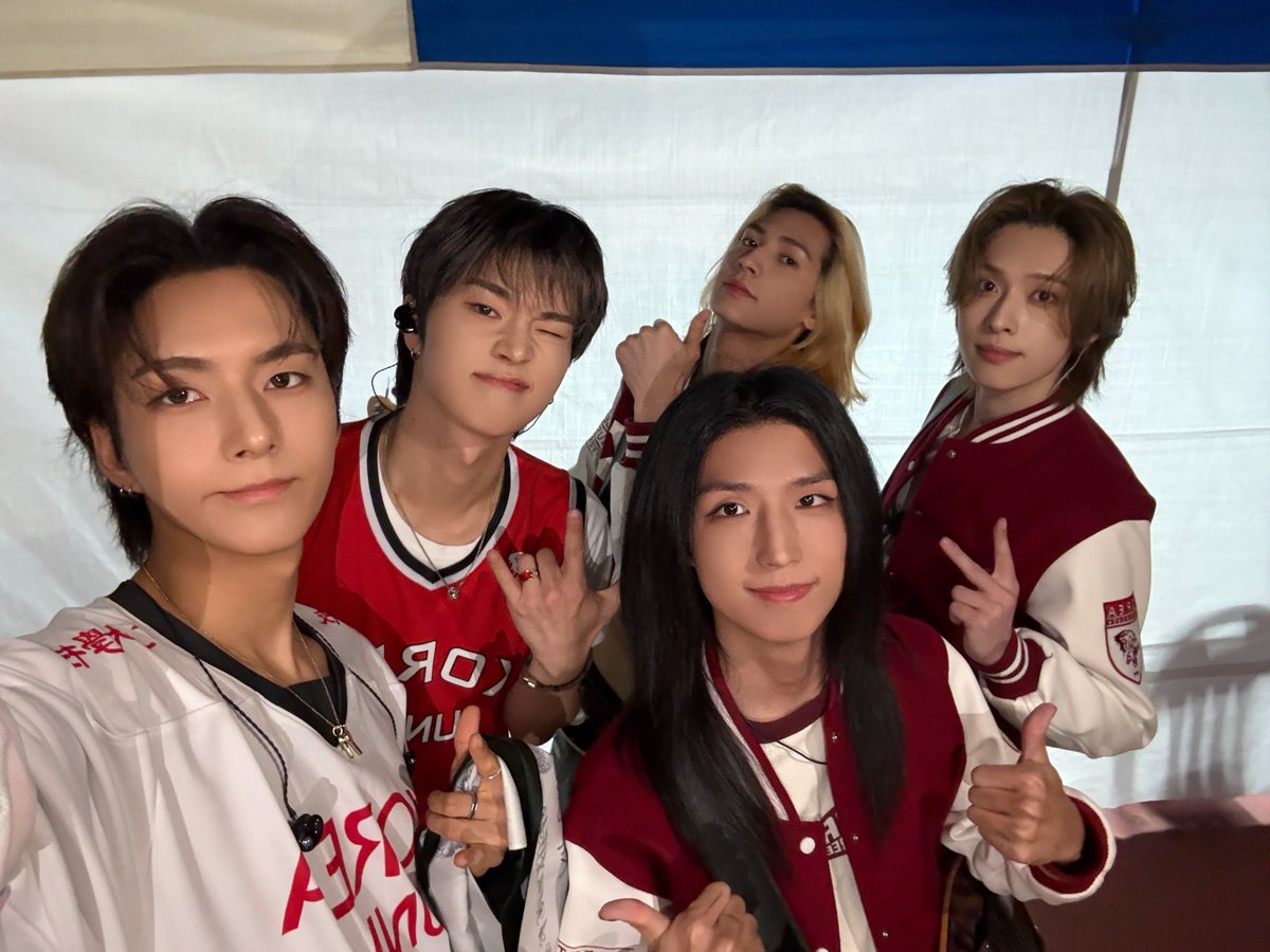 XH_official's tweet photo. [ #Xtra_Scenes ]

크림슨이 잘 어울리는 밴드맨들 녹두제 등장❤️
민족고대‼️녹두문대‼️에너지 최고다🐯👍

#XdinaryHeroes #엑스디너리히어로즈
#고려대학교 #녹두제
#WE_ARE_ALL_HEROES https://t.co/taNwspC8GR