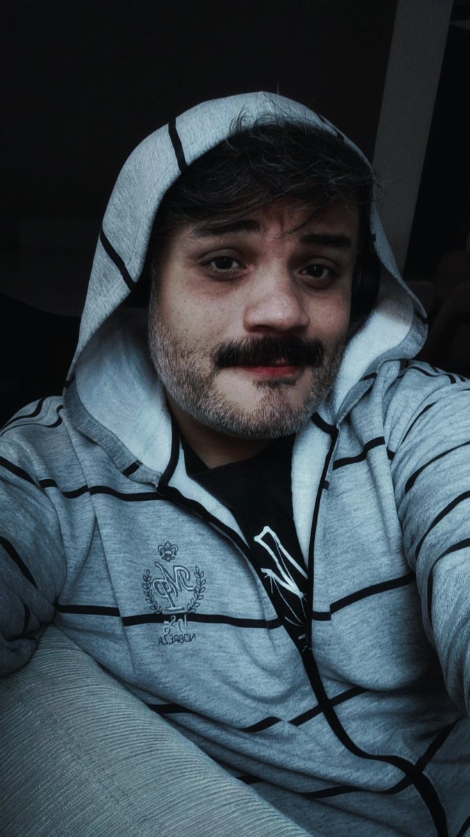 Guga_dgs's tweet photo. Muito "estiloso" nesse frio de SP  😂 https://t.co/UJZukHEh7H