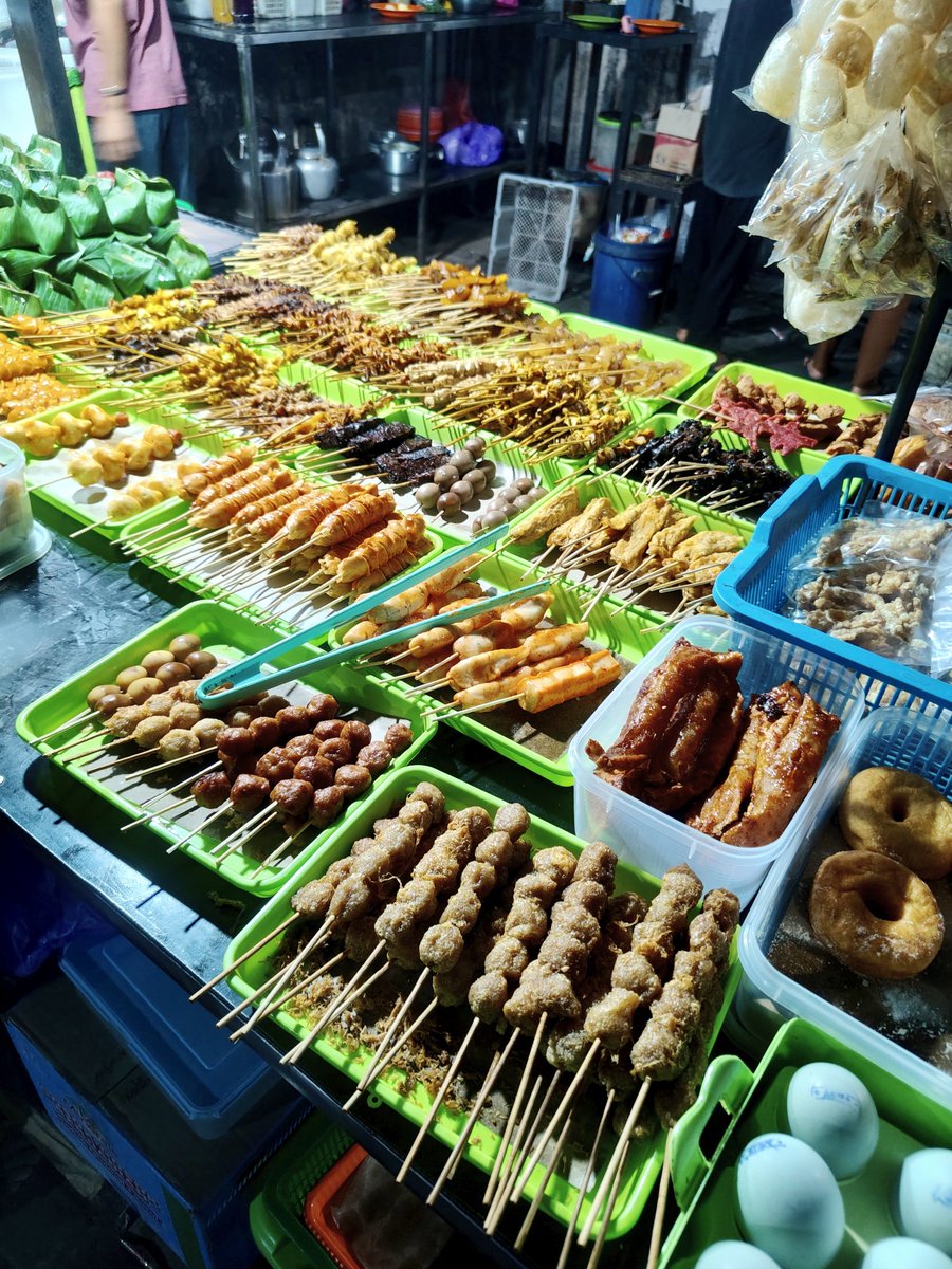 Widino's tweet photo. Dari sekian banyak wedangan yg gw datengin di Solo, kayaknya ini yg paling murah dan tempatnya unik. Area gelar tikernya luas bgt di bawah pohon beringin 😀

Walau kayaknya cuma gw doang yg dateng sendirian tp betah lama-lama wkwk 😂

📍Wedangan Sor Ringin, Kemlayan. https://t.co/2mwaQjfVwF