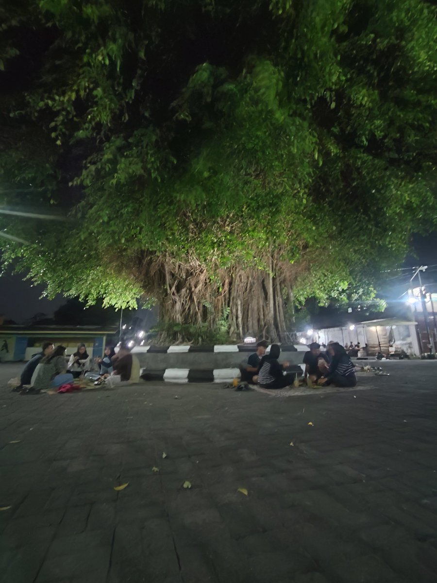 Widino's tweet photo. Dari sekian banyak wedangan yg gw datengin di Solo, kayaknya ini yg paling murah dan tempatnya unik. Area gelar tikernya luas bgt di bawah pohon beringin 😀

Walau kayaknya cuma gw doang yg dateng sendirian tp betah lama-lama wkwk 😂

📍Wedangan Sor Ringin, Kemlayan. https://t.co/2mwaQjfVwF