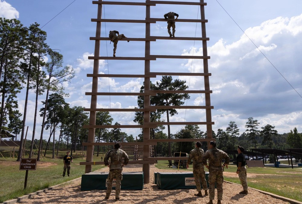 USArmy's tweet photo. Fitness fuels lethality.  

Soldiers pushed their physical limits to the highest degree working through obstacle courses and combat water survival relay races. 

Follow to find out which squad will be this year’s champion. https://t.co/355PQR3EtW