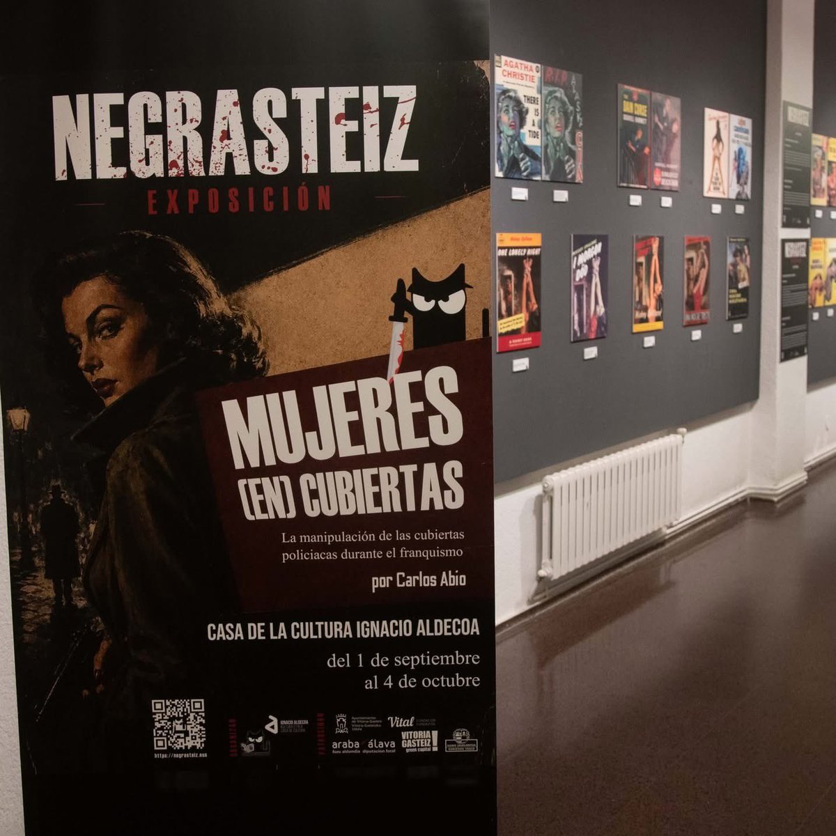 VNegrasteiz's tweet photo. Hay portadas que esconden mucho más de lo que parece.

Visita «Mujeres (en)cubiertas», de Carlos Abio, en la Casa de Cultura Ignacio Aldecoa.

📅 Hasta el 4 de octubre.
🖤 Dentro de Negrasteiz Beltz Festival 2026. https://t.co/eBvwtPtIuM