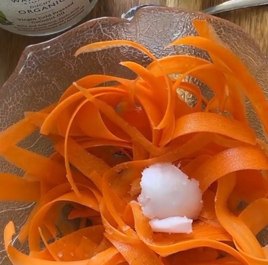 celestialbe1ng's tweet photo. Women stop experiencing PMS symptoms, and men report increased VRIL when they consume the carrot salad daily, due to its profound effect on eliminating endotoxin and estrogen and thereby balancing hormones. 

I don't think people realise the significance of this until they start consuming it daily. 

The carrot salad is a meme to you, until it fixes your entire existence. Eat daily.

"It is so nearly indigestible that, when it is well chewed or grated, it helps to stimulate the intestines and reduce the reabsorption of estrogen and the absorption of bacterial toxins" 

— Ray Peat
