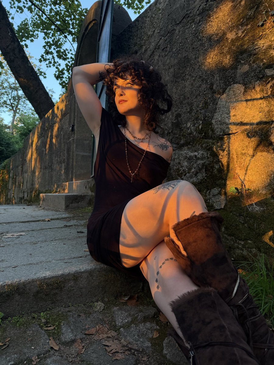 MoiraVexx's tweet photo. i'm the type of girl I can either heal or destroy you, it depends on you 🧡 https://t.co/CpDTOromzv