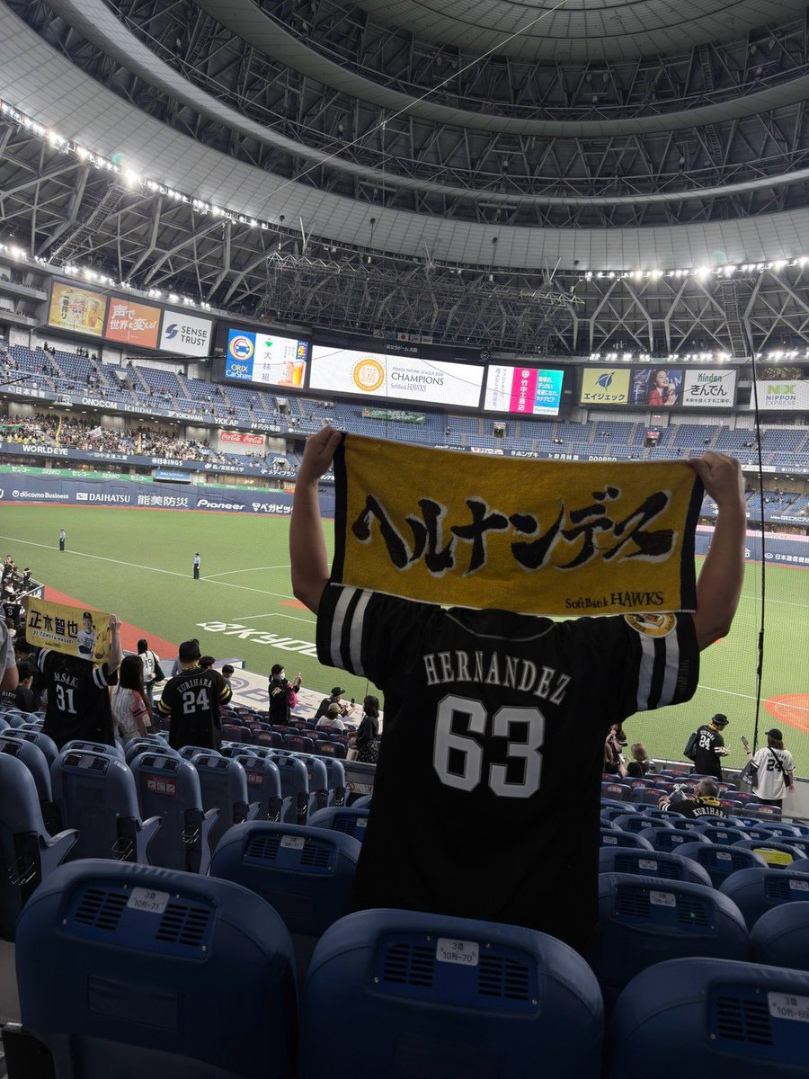 GoRadicalGo's tweet photo. ダーヴィンソン、ナイスピッチング!
優勝おめでとう!

#福岡ソフトバンクホークス
#DARWINZON #HERNANDEZ https://t.co/HaZbgzgusE