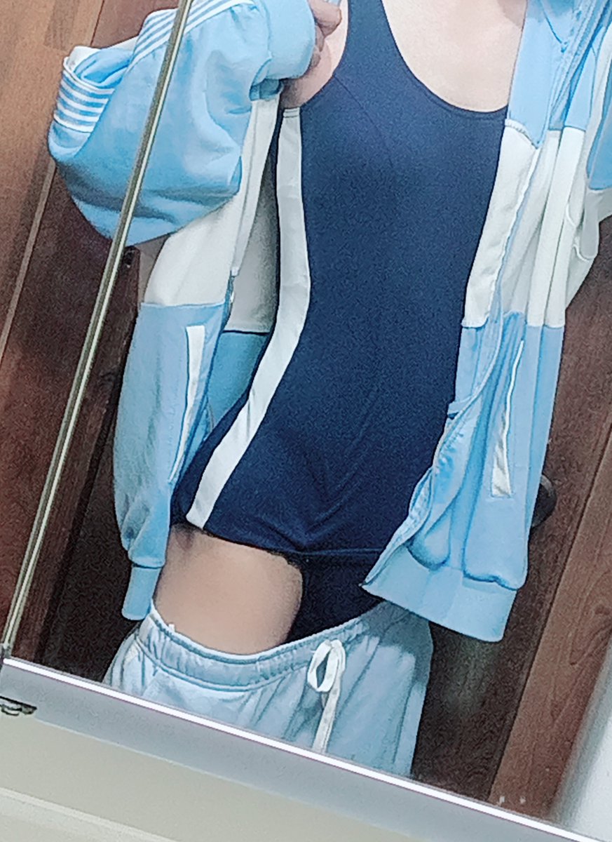 lotus_VRChat's tweet photo. 26歳 男 スク水 ドルフィンパンツ 水色ジャージ

役満 https://t.co/clEtkY21gk