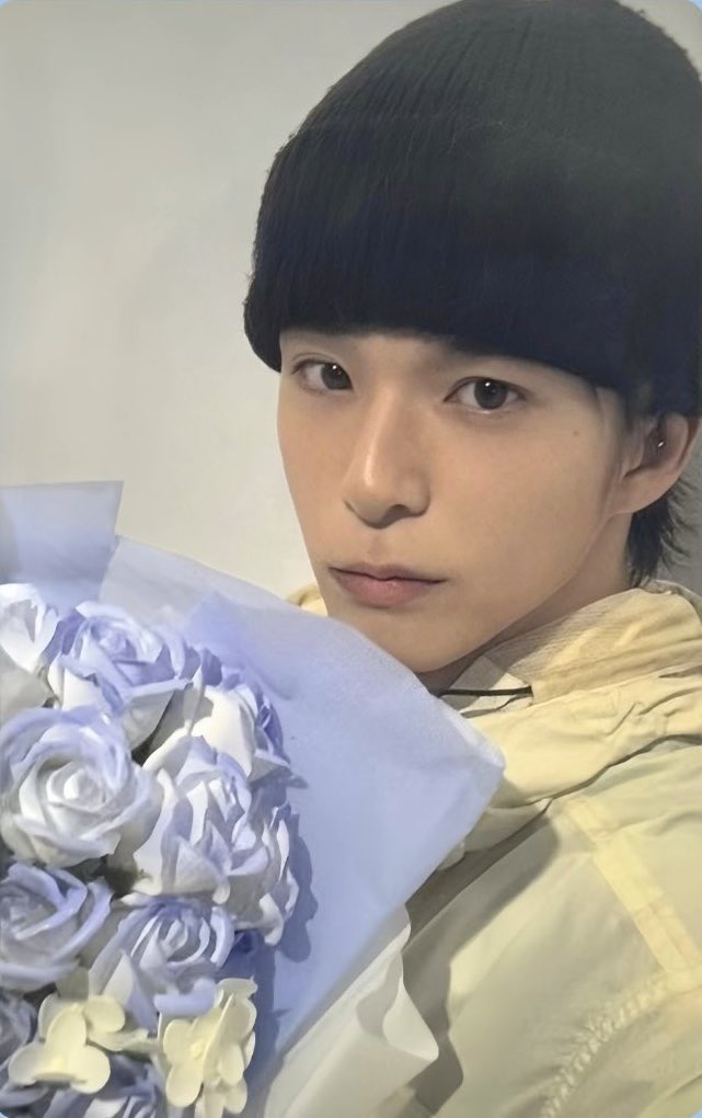 TO_ASAHI20's tweet photo. ยังไม่ถึงวันวาเลนไทน์เลยทำไมป๊าม๊ามีดอกไม้ให้กันคะ https://t.co/gRayaEWOS7