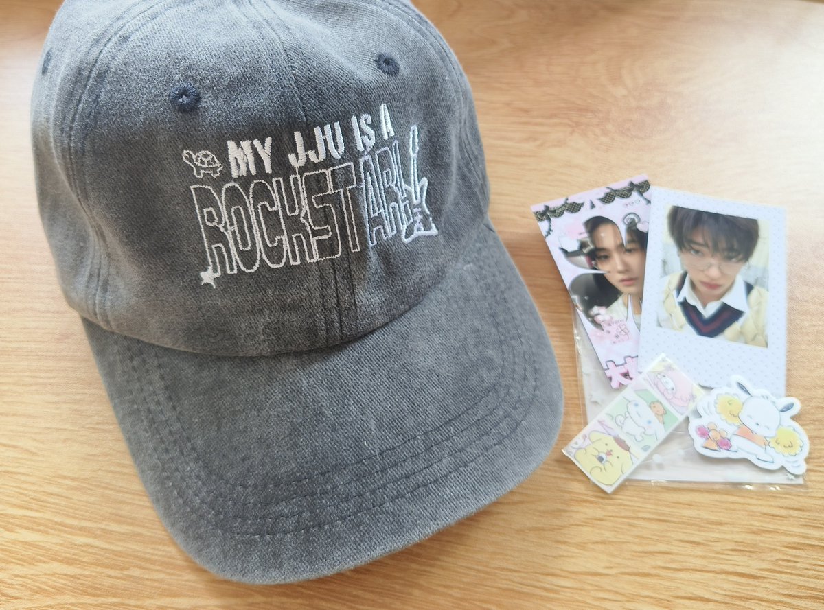 arkihives's tweet photo. ᯽ — #arkimails
rockstar jju cap has arrived AAAAAA i literally waited for this one so i could use it when i go out 🤓 NICE quality esp the stitches !! even the smallest of details can be seen easily ( > ᴗ < )
thank uüu & until next time (🙏🏻), @gwiyeojju ‹𝟹
ⵌ #thnxsei https://t.co/sBPWIHUUR3