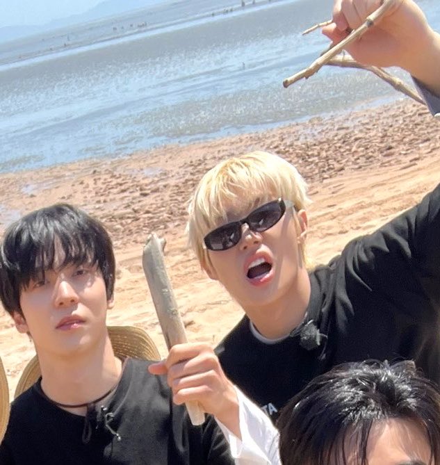 tiramingicake's tweet photo. why were they holding sticks lmaoooooo https://t.co/c3HmVDZu2K