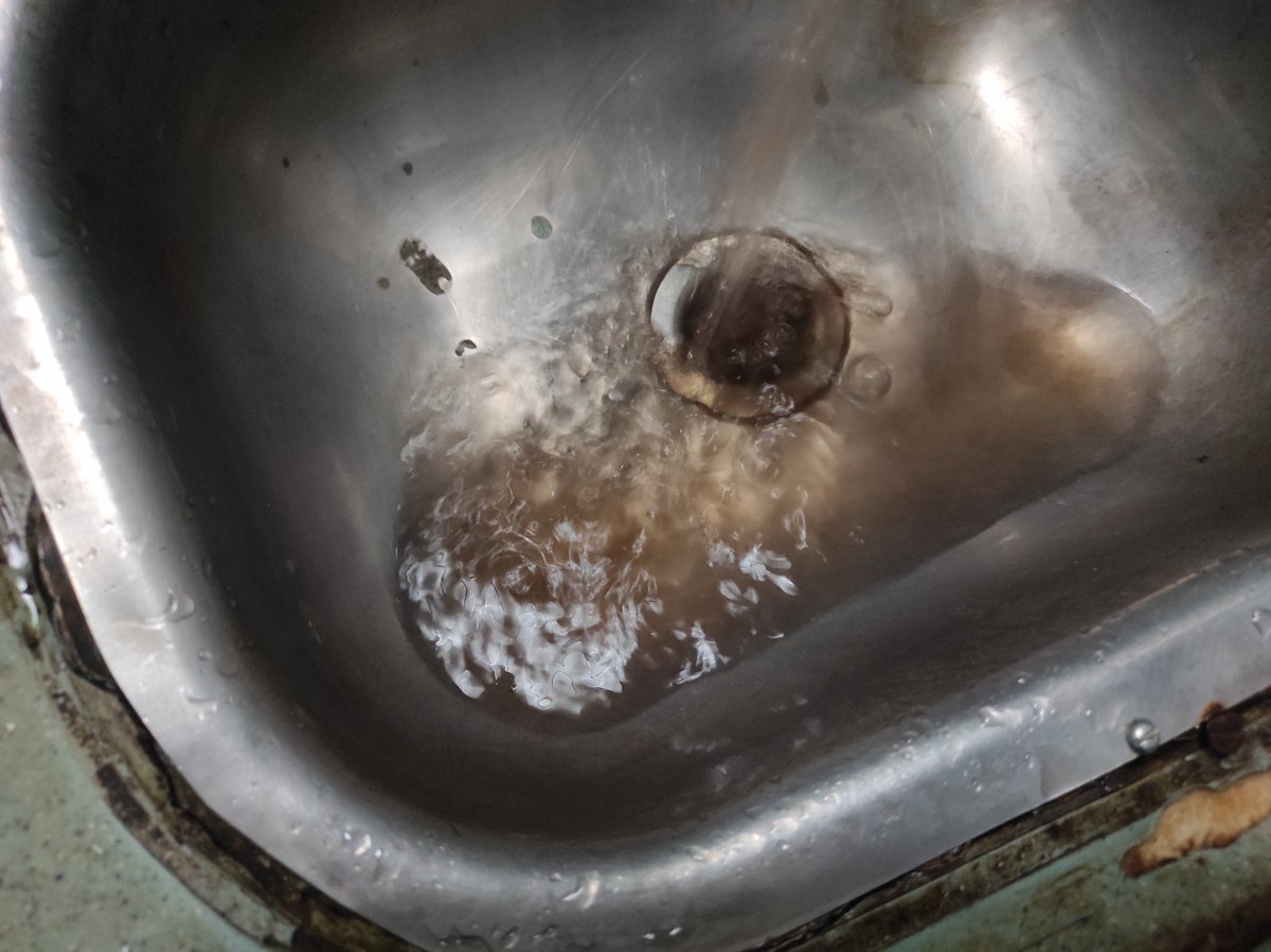 MYadav1987's tweet photo. This is Indian Railways : Dirty/Black Water. 😡 @RailMadad @narendramodi @AshwiniVaishnaw @rail https://t.co/vHGK05G5Vf