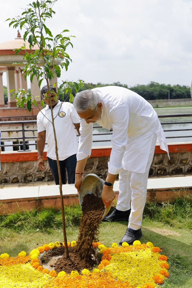 TheYadavPrince's tweet photo. માનનીય પ્રધાનમંત્રી શ્રી @narendramodi જીના જન્મદિવસ નિમિત્તે વડનગરના તાના-રીરી ગાર્ડન ખાતે પ્રદેશ અધ્યક્ષ શ્રી @iJagdishBJP જીએ સ્વચ્છતા અભિયાનમાં શ્રમદાન તથા વૃક્ષારોપણ કર્યું.

પ્રધાનમંત્રીશ્રીના સ્વસ્થ અને દીર્ઘાયુ જીવન માટે મંગલકામના.

#SevaSankalpAbhiyan #HappyBdayPMModi https://t.co/e8VAMd8IOh