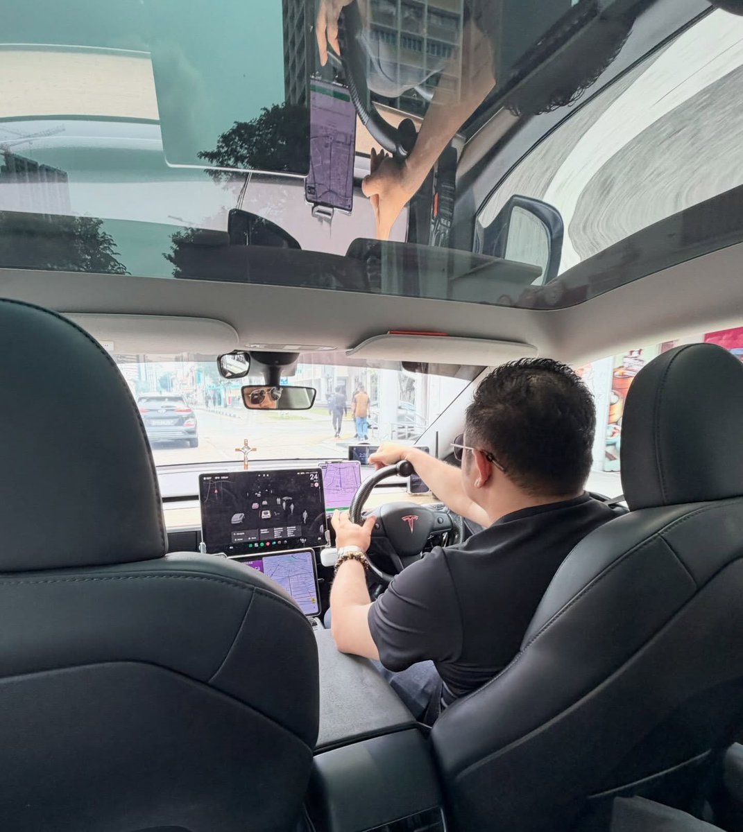 KapudS640's tweet photo. Habis makan siang, aku naik Grab balik ke apartemenku. Begitu datang, aku agak kaget, mobilnya TESLA 😭

Terus si drivernya pakai 2 iPhone 17 Plus dan 1 iPhone Duo, yang baru Jumat besok resmi rilis di Singapore.

Lihat tampangnya juga… bukan tampang orang yang lagi butuh uang dari narik Grab 😂

Aku jadi mikir: dia lagi nyamar kah? 🤣😂 Atau ini hal biasa? Menurut kalian gimana? 😭