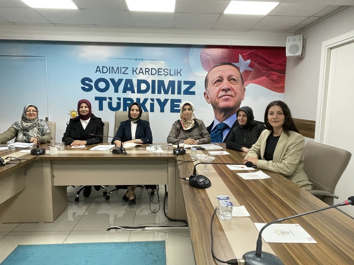 akkadinumraniye's tweet photo. 1. Bölge Teşkilat Başkanımız @ayse_guven61 , İl Koordinatörümüz Esma Okutan ve Başkanımız @arifegumus25 ün başkanlığında, mahalle başkanlarımızla istişare toplantımızı gerçekleştirdik.

Mahallelerimizdeki çalışmalarımızı değerlendirerek, önümüzdeki döneme ilişkin istişarelerde bulunduk. Birlik ve beraberlik içerisinde çalışmalarımıza devam ediyoruz.