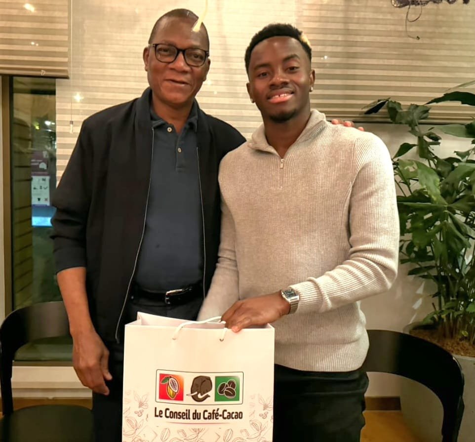 Bruno_N_Kone's tweet photo. En marge de ma visite de travail à Amsterdam, dans le cadre de la 82e réunion du Conseil d'Administration du Fonds Commun pour les Produits de Base (#CFC), j'ai eu le plaisir de recevoir, hier mercredi 16 septembre 2026, autour d'un dîner convivial, notre international Simon ADINGRA.
Ce fut un moment d'échange au cours duquel nous avons évoqué le football, l'actualité nationale et internationale, mais surtout un projet qui me tient à cœur : celui de constituer un pool d'ambassadeurs bénévoles, issus du monde sportif, culturel et artistique, pour porter la voix du cacao ivoirien à l'international.
J'ai proposé à Simon d'en faire partie, car il porte aujourd'hui les couleurs de l'Ajax, dans cette même ville d'Amsterdam qui est la capitale mondiale du cacao. Le symbole n'est donc pas anodin.
Chaque voix qui porte plus loin le cacao ivoirien, chaque visibilité gagnée sur les marchés internationaux, est un pas de plus vers une meilleure valorisation de notre production et, in fine, vers l'amélioration du revenu de celles et ceux qui, chaque jour, dans nos plantations, font vivre cette filière. C'est là tout le sens de cette démarche.