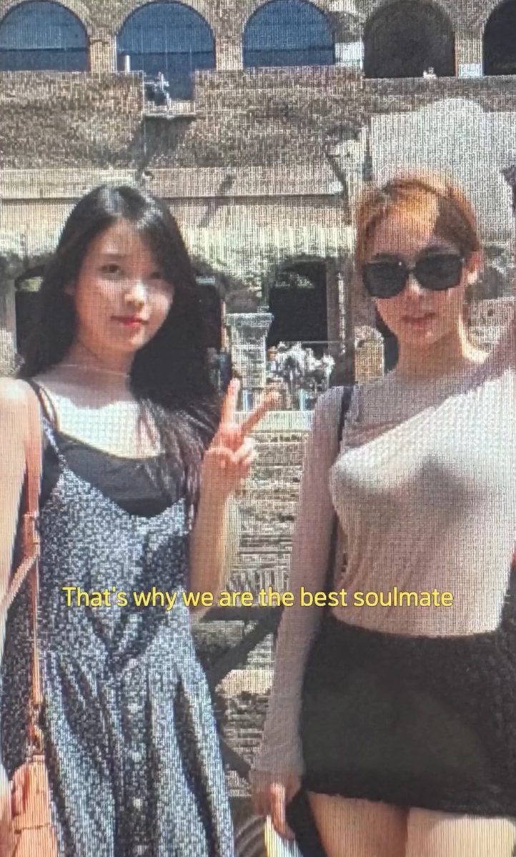 janes___s's tweet photo. ไอยูมาเฉลยว่า รูปทริปยุโรปทั้งหมดในคลิป ที่ไอยูใส่กับเพลง Dear my crazy soulmate ไม่ชัดเลยเพราะรูปทั้งหมดอยู่ในมือถือเครื่องเก่าพี่อินนา แล้วพี่เขาถ่ายโอนรูปมาเครื่องใหม่ไม่เป็น เลย ถ่ายภาพจากจอเครื่องเก่ามาให้ ฮือพี่คะ555555555555 https://t.co/KMDhtVQFVi