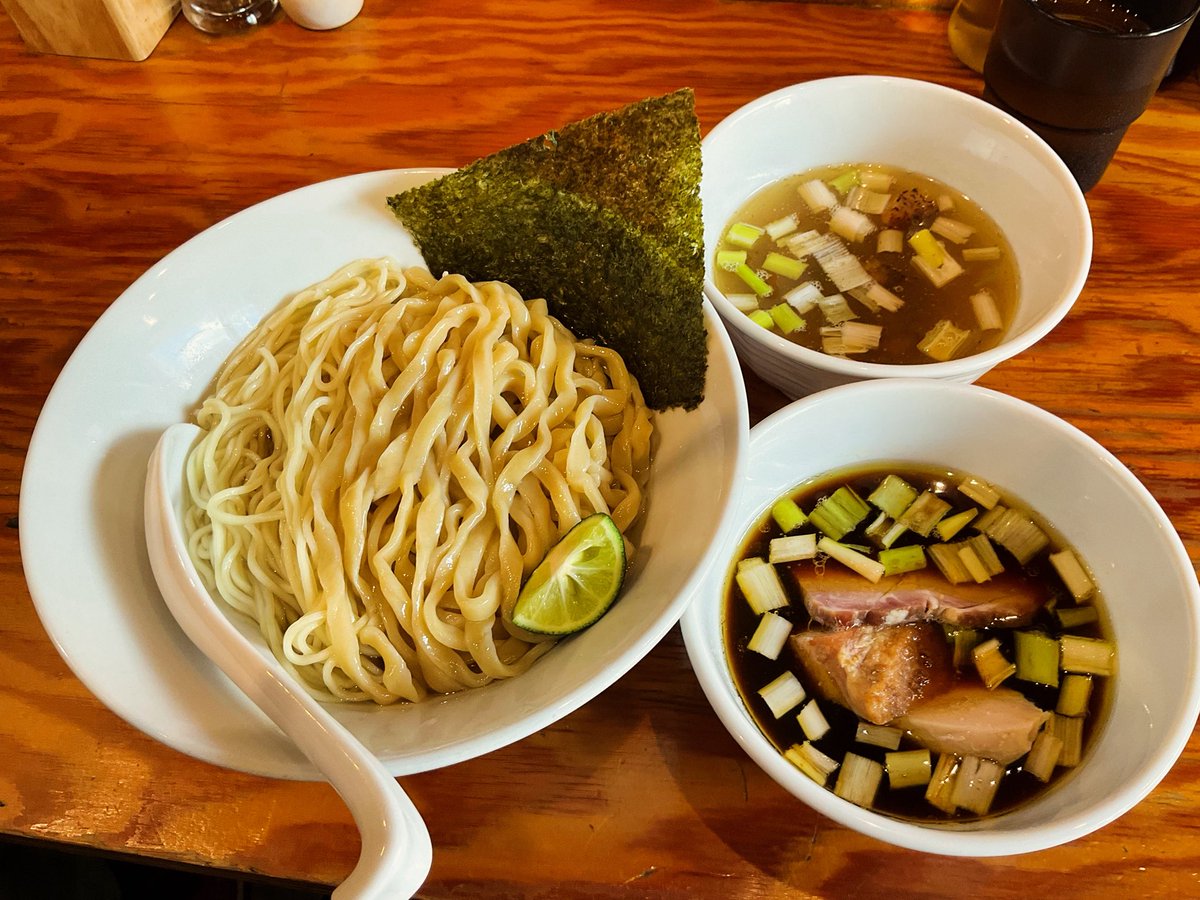 ChiffonCompany's tweet photo. 東中野の人気店『麺や 晴心』さんで、初めて「つけ麺」！
「昆布水つけ麺」を、醤油・塩のスープW(プラス300円)、
太麺、細麺の相盛り(無料)」でいただきました。
つけ麺もかなり美味しかったです😋
ご馳走様でした。
#麺や晴心 
#昆布水つけ麺 
#ラーメン 
#東中野 
#落合駅 https://t.co/MkhejHdbFO