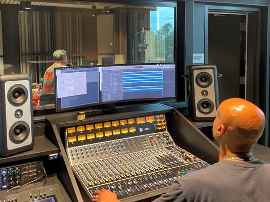 ThisIsAPIaudio's tweet photo. The new 1608-II with Final Touch Automationยฎ is now at HYPHN Studios, located at Multnomah East County Library in Oregon.
And yes, youโre allowed to make noise in this library.ย #apiaudio #api1608ii #apiconsole #recording #studiogear https://t.co/EXQYLCoJ44