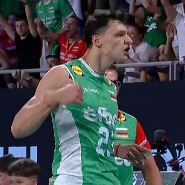 Temmzvolley's tweet photo. "22 yaşında bir gence "katil" veya "boğaz kesici" demek, açıkçası saçmalığın daniskası"

🇧🇬Alex Nikolov, 🇵🇱Polonyalıların yoğun tepkisini çeken tartışmalı boğaz kesme hareketine dair açıklama yaptı:

"Dün Polonya'ya karşı aldığımız galibiyetin ardından yaşanan bir "soruna" değinmek istiyorum.

Bu mesaj tüm voleybol taraftarlarına, ama özellikle Polonyalılara. İlk olarak, Polonyalı taraftarlar dünyanın en iyi olmasa da en eğitimli/en zeki taraftarlarından biri olarak ün salmıştır. Voleybol kültürünüz spor dalındaki en üst seviyededir ve takımınızın hissettiği desteğin eşsiz olduğundan eminim. Bunu göz önünde bulundurarak, sahadaki duygular, kutlamalar ve provokasyonlar söz konusu olduğunda en anlayışlı olanın siz olmanızı da beklerim. Özellikle de Polonya takımı bu konuda özellikle tartışmalı bir örnekken; ki açıkçası herkesin bildiği gibi benim buna karşı hiçbir şeyim yok. Aksine, teknik rekabetin yüksek seviyesinden ne kadar zevk alıyorsam, sporun sözde "zihinsel savaşından" veya psikolojik kısmından da o kadar zevk alıyorum.

Bu sporu oynarken hissettiğim saf tutkuyu ve enerjiyi dışa vurduğum ve duygularımı gizlemediğim için yıllar boyunca eleştirildim ve türlü yakıştırmalara maruz kaldım. Bunun herkesin harcı olmadığını gayet iyi biliyorum ve bir sporcu olarak herkesin beni sevmesini ne istiyorum ne de bekliyorum. Ne var ki, bir karşılaşma sırasında sahada yaşanan sahneler ne olursa olsun, rakibimin elini ilk sıkan her zaman ben olurum çünkü en azından bizim sporumuzda biz sadece ilk düdüktən son düdüğe kadar rakibiz.

Yine de içime sinmeyen şey şu. Duyguların zirve yaptığı bir tie-break setinin heyecanı içinde, KENDİ kalabalığımıza/yedek oyuncularımıza yönelik yapılan bir kutlama üzerinden 22 yaşında bir gence "katil" veya "boğaz kesici" demek, açıkçası saçmalığın daniskasıdır. Ne kadar bağlamından KOPARILDIĞINIZIN hepiniz farkında mısınız?

Söylemeye gerek yok, her şeyin ötesinde bir voleybol maçı yüzünden herhangi bir şiddet düşüncesi, bırakın birini "öldürmeyi", aklımın ucundan bile geçmedi.

SIFIR, yani kastediyorum ki SIFIR saygısızlık veya herhangi bir "vahşet" sergileme niyeti vardı. ÖZELLİKLE de meslektaşım olan voleybol oyuncularına karşı.

Bahsi geçen tüm bu düşünceleri sporumuzdan olabildiğince uzak tutmanızı şiddetle tavsiye ederim. Tekrar ediyorum, bir sporcu olarak beni istediğiniz kadar sevmeyin ama İNSANİ yönümü asla sorgulamayın ve adımla "katil" kelimesini aynı cümleye koymayın.

Oyunculara bir bakış açısıyla yaklaşırken bile hepimiz açık fikirli kalalım; özellikle de derinlerde hiçbir kötü niyet olmadığını hepiniz çok iyi biliyorken. Tanrı'nın izniyle turnuvanın ilerleyen aşamalarında tekrar karşılaşırsak, hepimizin keyif alacağı bir başka tarihi maç daha yaşamamızı diliyorum. 😉

En derin saygılarımla, Herkese sağlık ve başarılar dilerim."