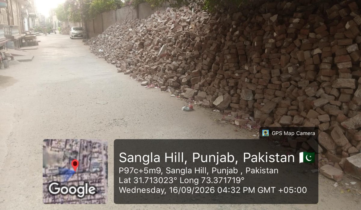 idrespawar122's tweet photo. @CMComplaintCell @MaryamNSharif @SaimaFarooq @GovtofPunjabPK سانگلہ ہل سکول نمبر1 محلہ اقبالورہ گلی نمبر1 میں اینٹوں کے سکول کی دیوار کے ساتھ ڈھیر لگ گئے جس سے راہگیروں کو پریشانی کا سامنا ہے اور سکول کی سیکورٹی کیلئے بھی سر درد بنا ہوا ہے چور رات کو دیوار پھیلانگ کر سکولمیں داخل ہو جاتے ہیں ریموو کروایا جائے @CMComplaintCell https://t.co/shXB4YrIT4