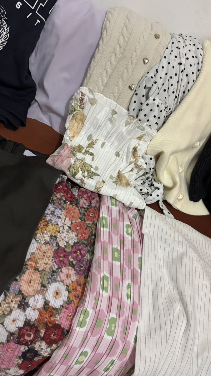 stlobeliwrush's tweet photo. yukk yang lagi cari preloved, bole join ke live tt https://t.co/APlgIM67Ve https://t.co/SJa1htHUG9