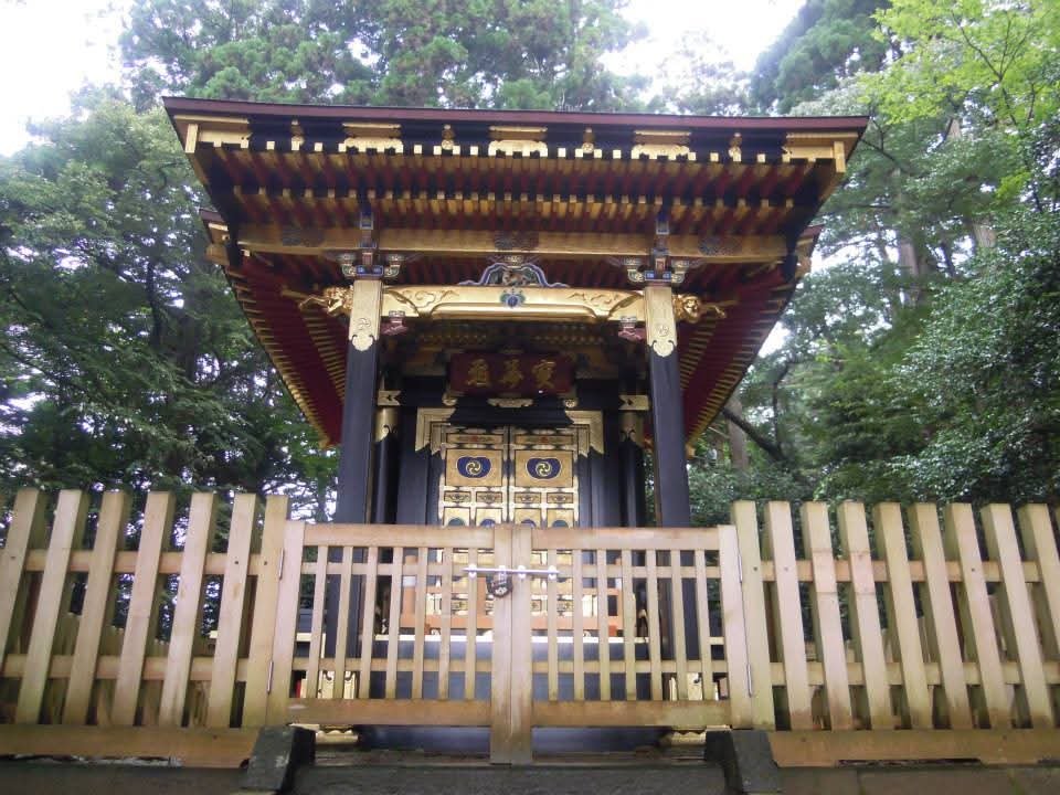 mido_u13's tweet photo. 振り返りお出掛け記録
宮城県 松島

瑞巌寺
陽徳院御霊屋(寶華殿)
伊達政宗公の正室、愛姫(陽徳院)の御霊屋が境内にありました
重要文化財に指定されているそう
普段は非公開らしいんですが、私が訪れた時に本堂が修理中だったの出こちらが公開されていました
黒に極彩色というのが豪華でカッコイイ https://t.co/iDtQrmBDoD