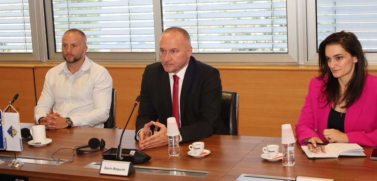 VSTVBIH's tweet photo. Šef Misije OESS-a u BiH, ambasador Rick Holtzapple, posjetio je #VSTVBiH i razgovarao s predsjednikom VSTV-a BiH Saninom Bogunićem o aktualnim temama u radu pravosuđa.

Razgovarano je o procesuiranju veličanja ratnih zločina i izazivanja mržnje, predstojećim izborima te provedbi Strategije za rad na predmetima ratnih zločina.