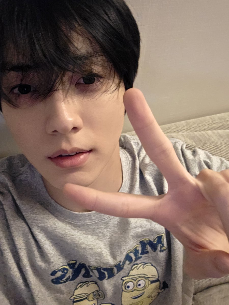 _B1nn2y's tweet photo. 오자마자 이럿게 귀여운 셀카를 😢😢😢 https://t.co/rWUQrLNEXl