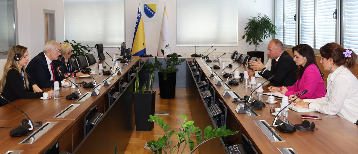 VSTVBIH's tweet photo. Šef Misije OESS-a u BiH, ambasador Rick Holtzapple, posjetio je #VSTVBiH i razgovarao s predsjednikom VSTV-a BiH Saninom Bogunićem o aktualnim temama u radu pravosuđa.

Razgovarano je o procesuiranju veličanja ratnih zločina i izazivanja mržnje, predstojećim izborima te provedbi Strategije za rad na predmetima ratnih zločina.