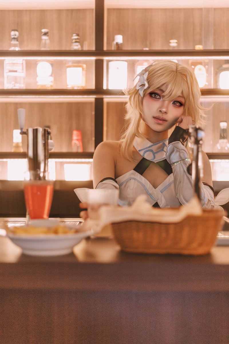 sujaku_cos's tweet photo. ⚠︎cosplay / 原神⚠︎
蛍 / #Lumine

特別ゲストのバーテンダー

#原神コスプレ #GenshinImpactcosplay 
📷→@ebifly110 https://t.co/gm8oMWeAhE