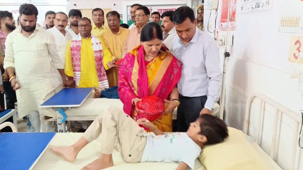 DMAuraiya's tweet photo. सेवा संकल्प अभियान 2026 के प्रथम दिवस पर जिला चिकित्सालय में माo उपाध्यक्ष, राज्य मद्यनिषेध परिषद ब्रजेश,  माo विधायक सदर गुड़िया कठेरिया, माo जिला पंचायत अध्यक्ष कमल दोहरे, माo जिलाध्यक्ष सर्वेश कठेरिया व जिलाधिकारी बृजेश कुमार ने फीता काट कर वृहद रक्तदान शिविर का शुभारंभ किया। https://t.co/MKWU44DsKj