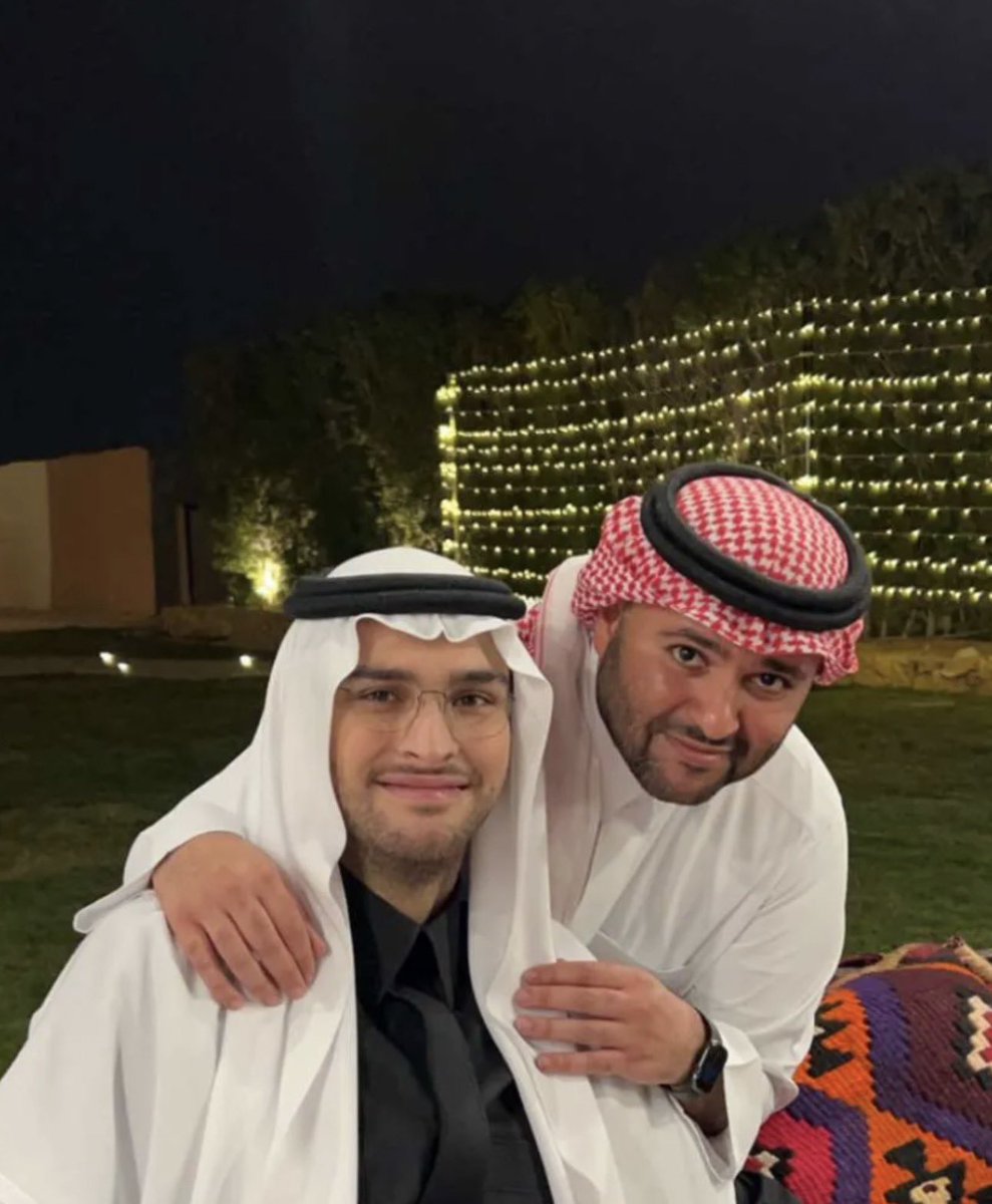 eng_hossam1992's tweet photo. كنت أستطيع أن أشرح ما في الصورة
لكن بعض الوثائق إهانةٌ لها أن تسبق صاحبها إلى الكلام.

يا حسام ودليم @dharypoet @AlhazaniHussam 
خرجت قبل أن أكمل المهمة
لكنني لم أخرج قبل أن أفهمها

وما زلت أتذكر كيف كنتم تدفعون بهذا الملف نحوي
والحديث عن "العبث بأملاك الدولة والهدايا المبنية على علاقات شخصية"

مواطن يدفع من عمره سنوات ليملك بضعة أمتار يسميها بيتا لذلك حين تجتمع في جملة واحدة كلمات "أملاك الدولة" و"هدية" و"علاقة شخصية"
لا يصبح السؤال فضولا بل حقا عاما

وش كانت طبيعة علاقتك بهذا الملف تحديدا ومن أي صفة كنت حاضرا فيه؟

الوثيقة أمامك والصورة أمام الناس
وأنا لن أضيف إليها اتهامًا من عندي
فسر كلامك وعلاقتك بما أمامك أنت ،،،..

Cc:@dharypoet @AbdulazizSNA @MOISaudiArabia @KingSalman @MojKsa @nazaha_gov_sa @pss_ar @Lands_sa @RCRCSA @SpgaKsa