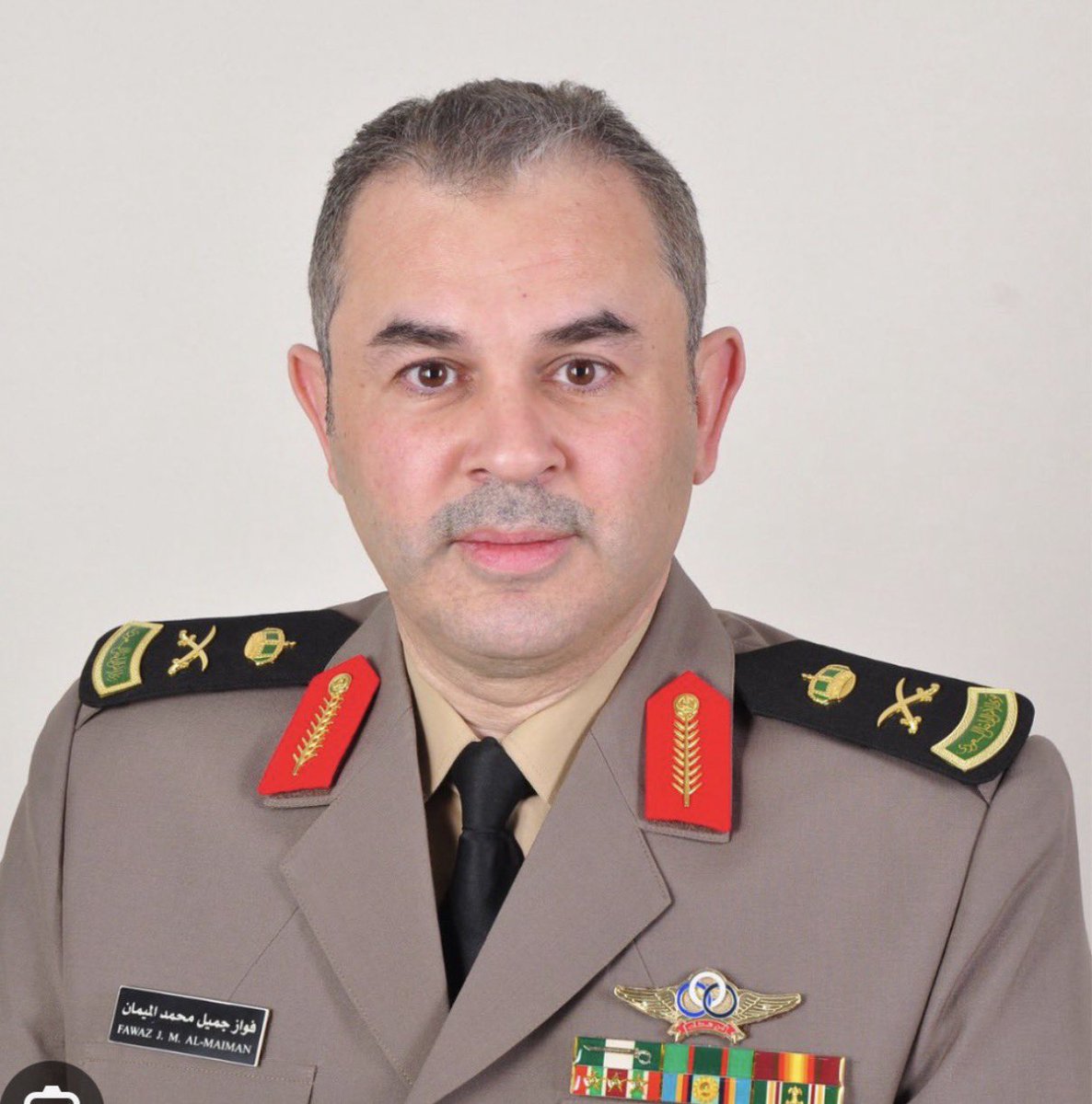 eng_hossam1992's tweet photo. كنت أستطيع أن أشرح ما في الصورة
لكن بعض الوثائق إهانةٌ لها أن تسبق صاحبها إلى الكلام.

يا حسام ودليم @dharypoet @AlhazaniHussam 
خرجت قبل أن أكمل المهمة
لكنني لم أخرج قبل أن أفهمها

وما زلت أتذكر كيف كنتم تدفعون بهذا الملف نحوي
والحديث عن "العبث بأملاك الدولة والهدايا المبنية على علاقات شخصية"

مواطن يدفع من عمره سنوات ليملك بضعة أمتار يسميها بيتا لذلك حين تجتمع في جملة واحدة كلمات "أملاك الدولة" و"هدية" و"علاقة شخصية"
لا يصبح السؤال فضولا بل حقا عاما

وش كانت طبيعة علاقتك بهذا الملف تحديدا ومن أي صفة كنت حاضرا فيه؟

الوثيقة أمامك والصورة أمام الناس
وأنا لن أضيف إليها اتهامًا من عندي
فسر كلامك وعلاقتك بما أمامك أنت ،،،..

Cc:@dharypoet @AbdulazizSNA @MOISaudiArabia @KingSalman @MojKsa @nazaha_gov_sa @pss_ar @Lands_sa @RCRCSA @SpgaKsa