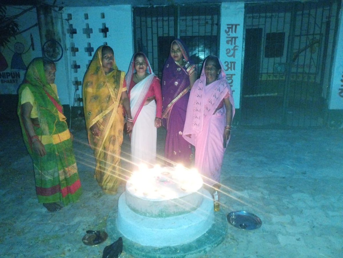 BMMUNebua's tweet photo. जनपद कुशीनगर के विकास खण्ड नेबुआ नौरंगिया में सेवा संकल्प अभियान आशीर्वाद का दीया समूह की दीदियों के द्वारा दीया प्रज्वलित किया गया https://t.co/4tALmiOLkb