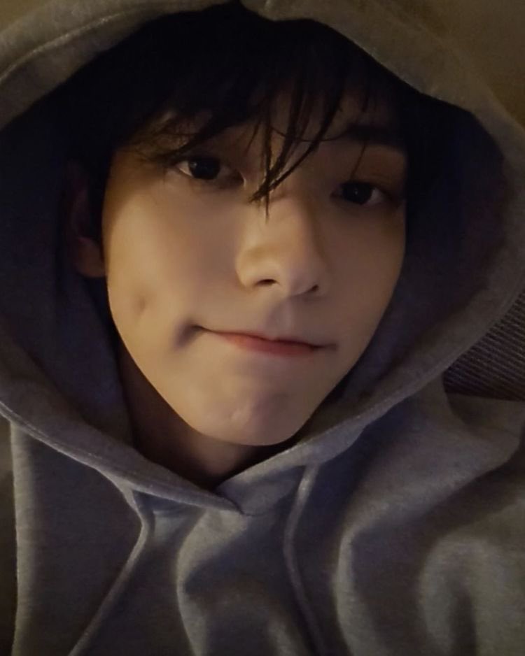 bunnychive's tweet photo. 오랜만에 수빈이 숙소 셀카존 셀카다 🤍 https://t.co/refzlCLtmn