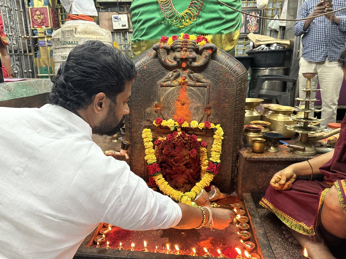 GKJSP's tweet photo. దేశ ప్రధాని శ్రీ నరేంద్ర మోదీ గారి జన్మదినాన్ని పురస్కరించుకుని 🇮🇳

బీజేపీ నాయకులు శ్రీ విజయానంద రెడ్డి గారి ఆధ్వర్యంలో
నీలమ్మ వేపచెట్టు అమ్మవారి సన్నిధిలో భక్తిశ్రద్ధలతో దీపాల అలంకరణ కార్యక్రమాన్ని నిర్వహించడం జరిగింది.

భారతమాతకు జై 🇮🇳
జై హింద్!
@PMOIndia @narendramodi https://t.co/ySmTjuajqx