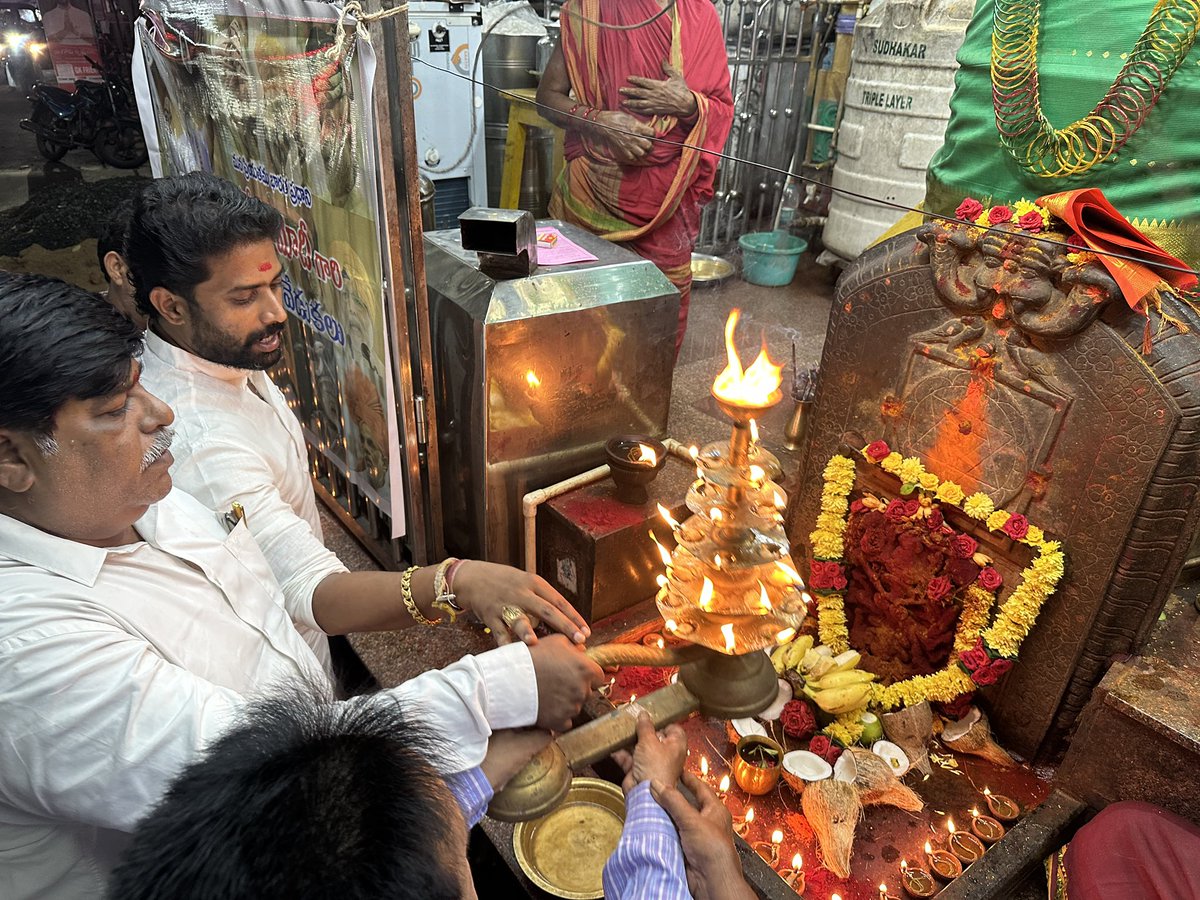 GKJSP's tweet photo. దేశ ప్రధాని శ్రీ నరేంద్ర మోదీ గారి జన్మదినాన్ని పురస్కరించుకుని 🇮🇳

బీజేపీ నాయకులు శ్రీ విజయానంద రెడ్డి గారి ఆధ్వర్యంలో
నీలమ్మ వేపచెట్టు అమ్మవారి సన్నిధిలో భక్తిశ్రద్ధలతో దీపాల అలంకరణ కార్యక్రమాన్ని నిర్వహించడం జరిగింది.

భారతమాతకు జై 🇮🇳
జై హింద్!
@PMOIndia @narendramodi https://t.co/ySmTjuajqx