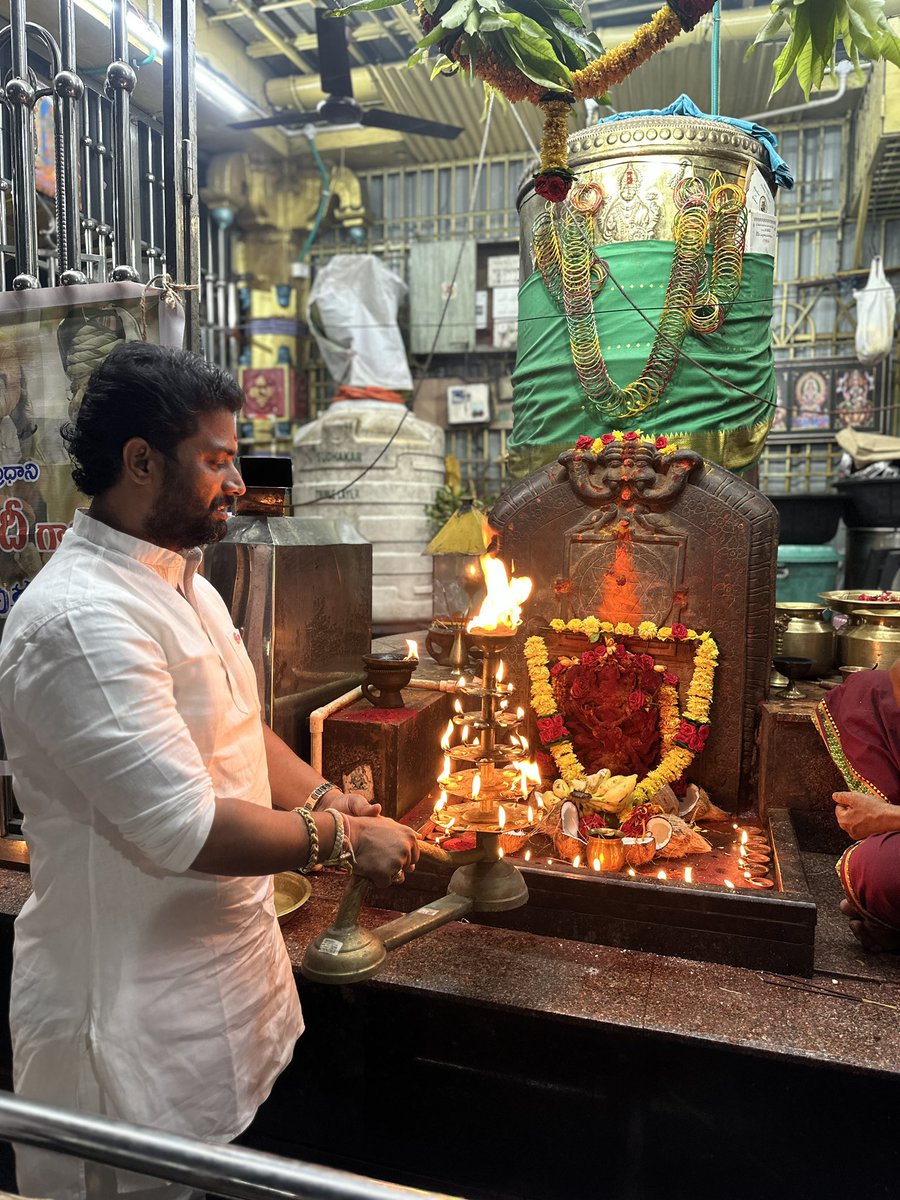 GKJSP's tweet photo. దేశ ప్రధాని శ్రీ నరేంద్ర మోదీ గారి జన్మదినాన్ని పురస్కరించుకుని 🇮🇳

బీజేపీ నాయకులు శ్రీ విజయానంద రెడ్డి గారి ఆధ్వర్యంలో
నీలమ్మ వేపచెట్టు అమ్మవారి సన్నిధిలో భక్తిశ్రద్ధలతో దీపాల అలంకరణ కార్యక్రమాన్ని నిర్వహించడం జరిగింది.

భారతమాతకు జై 🇮🇳
జై హింద్!
@PMOIndia @narendramodi https://t.co/ySmTjuajqx